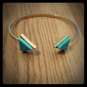 Gold bracelet with turquoise